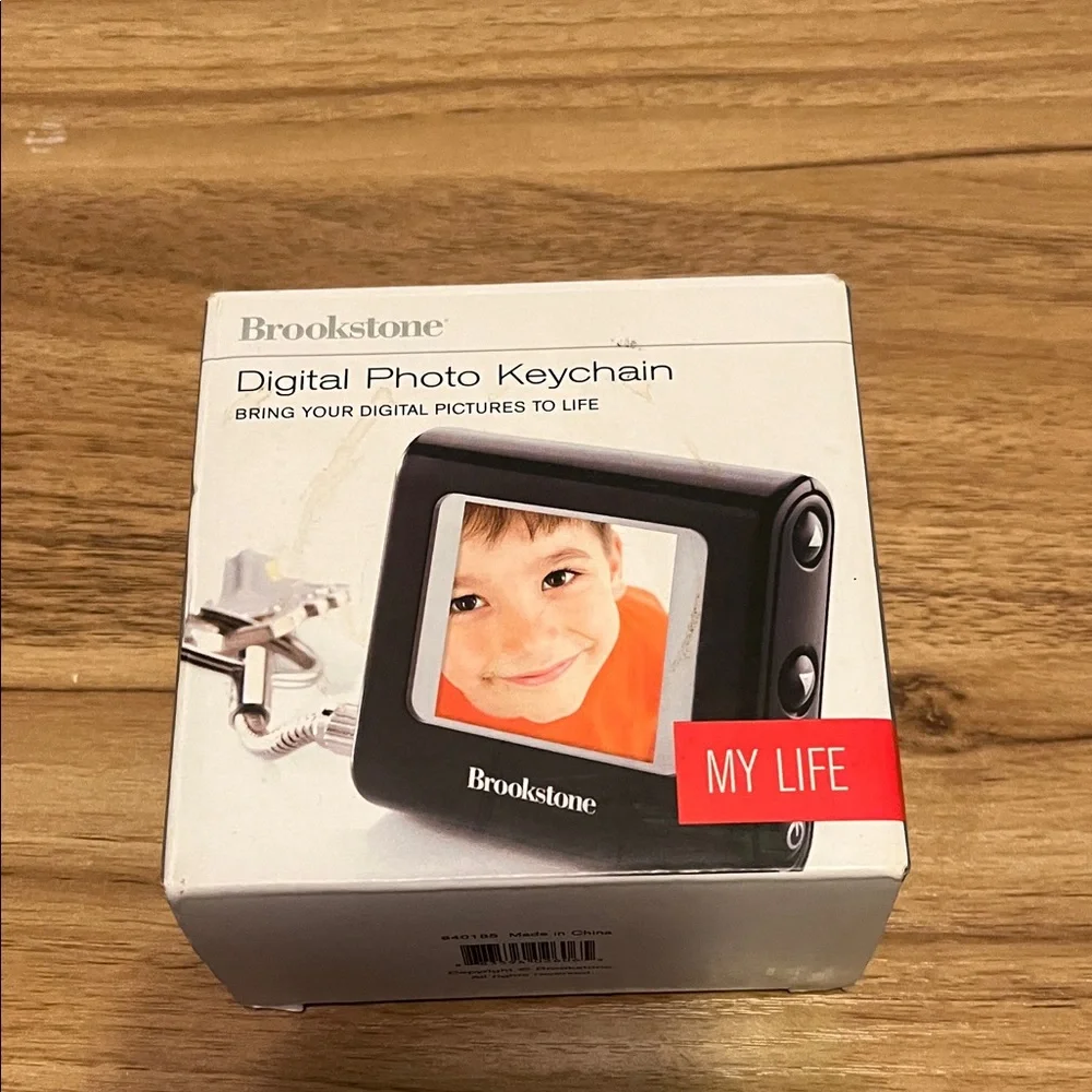 NWT Brookstone Black Digital Photo Keychain